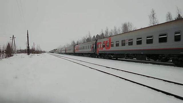 тепловоз ТЭП70-0255 с пассажирским поездом Екатеринбург-Приобье смотреть онлайн