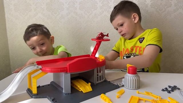 #Будни Макса и Алекса)РАСПАКОВКА пожарной станции MOBICARO #Распаковка#ОбзорИгрушек #ПожарнаяСтанци смотреть онлайн