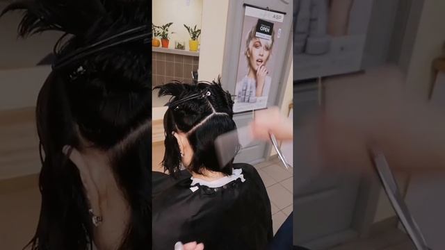 Как быстро и удобно простричь густой затылок в женской стрижке смотреть онлайн