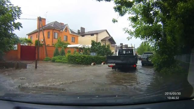 Потоп на дороге Ростов Дон .ул.Благодатная 30.5.2016
