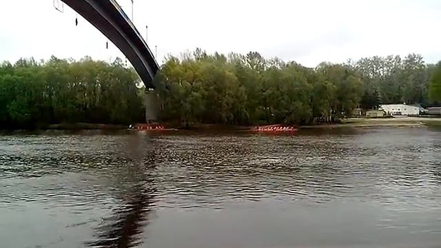 Возле моста пешеходного на Десне. смотреть онлайн