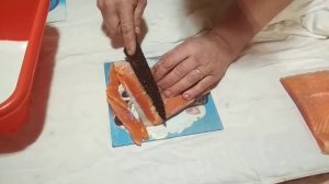 Нарезка красной рыбы на ломтики