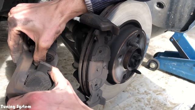 Sostituzione pastiglie freni su Fiat Punto 3 serie смотреть онлайн