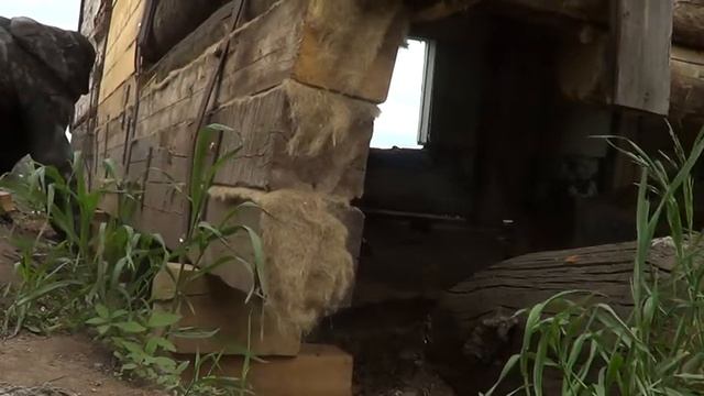 Поднимаю .Отпускаю угол дома.