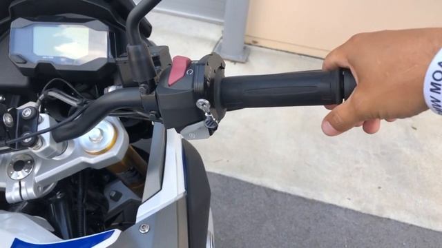 BMW G310 with an ATLAS Throttle Lock смотреть онлайн