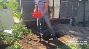Установка столбов с помощью Электробура Урал со шнеком по грунту диаметром 200 мм.