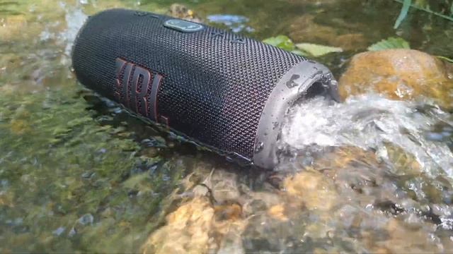 JBL CHARGE 5 TL Bass test on the water смотреть онлайн