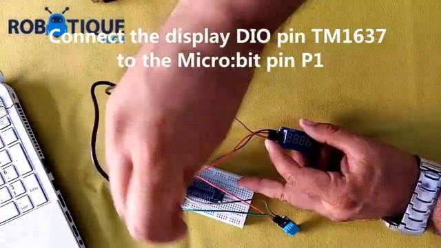 Measure the temperature with the DHT11 sensor and display it on a TM1637 display with Micro:bit смотреть онлайн