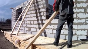 Монтаж БАЛОК перекрытия Доска 150 на 50   [ Холодный чердак ]