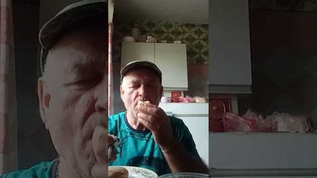 Ем скумбрию атлантическую из магазина Победа с картошкой в мундире. смотреть онлайн