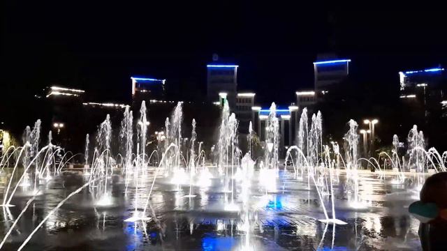 Вечерний сухой фонтан перед ГОСПРОМом в Харькове. смотреть онлайн