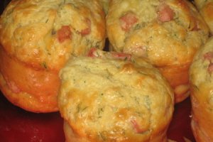 Закусочные маффины с колбасой и сыром