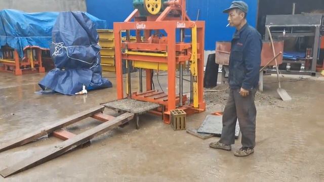 QT40 2 small concrete hollow block moulding machine, paving brick making machine смотреть онлайн