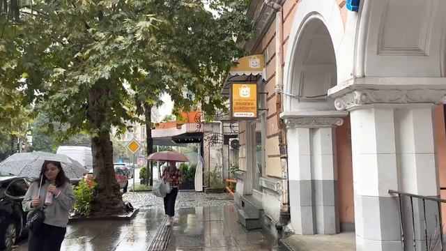 В Батуми сезон дождей. Новое заведение. Гуляем по дождливому городу. Площадь Европы. Ресторан ВК. смотреть онлайн