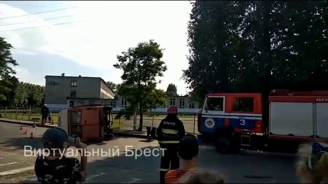 Бус перевернулся на 2-м Заводском переулке в Бресте смотреть онлайн