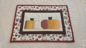 Шьём салфетку для сервировки стола в осенней тематике. Тыква из полос.