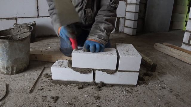 кладка кирпича.держим высоту шва.или как эта х йня расшивается..... смотреть онлайн