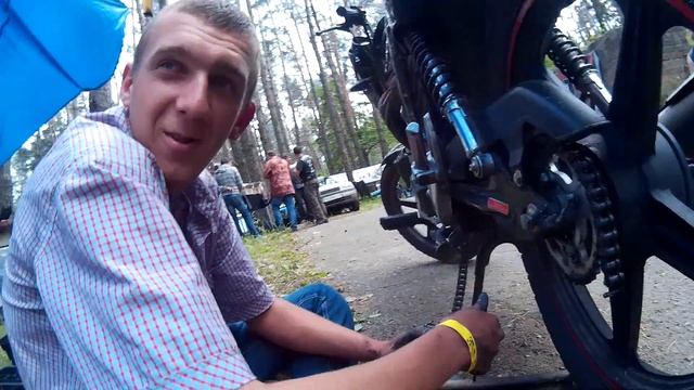 Тарасова гора 2016. Саша ремонтує мотоцикл і показує свою любов до людей які проходять мимо смотреть онлайн