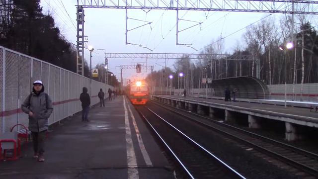 Электропоезд ЭД4М-0395 платформа Строитель смотреть онлайн