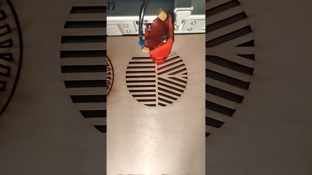 Лазерный гравер в хайтек цехе за работой. смотреть онлайн