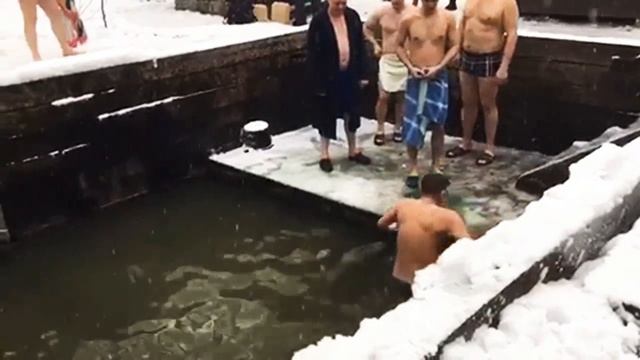 Купание на праздник в проруби! Свята купель. 19 января смотреть онлайн