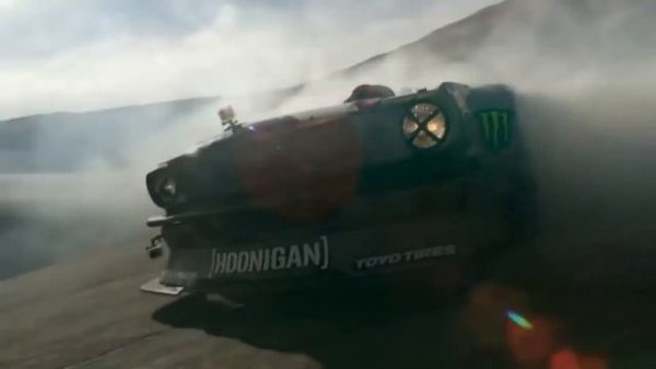 Кен Блок, ты что творишь!? Опасный, но красивый заезд Кена Блока