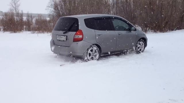 Honda Fit 1.5Vtec 4WD зимой смотреть онлайн