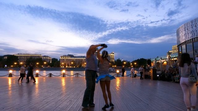 2022-08-20 20-17 (13) VicIVA + ValeSTAR Dancing acro Exhibition Горького парк диско Движение DJ Dim смотреть онлайн