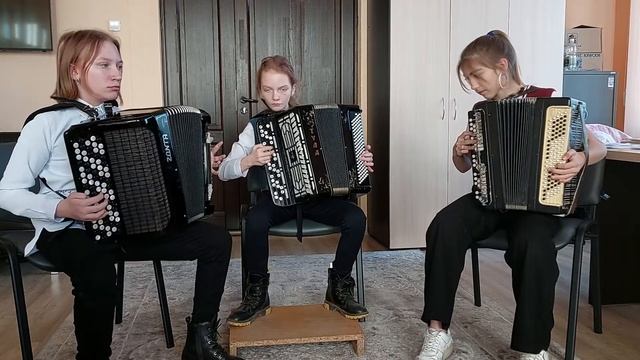 трио Музыкальная акварель В.Шаинский Улыбка из мульт-ма "Крошка Енот" смотреть онлайн