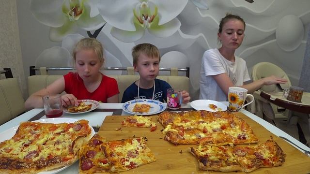 МУКБАНГ МНОГО ДОМАШНЕЙ ПИЦЦЫ В МНОГОДЕТНОЙ СЕМЬЕ