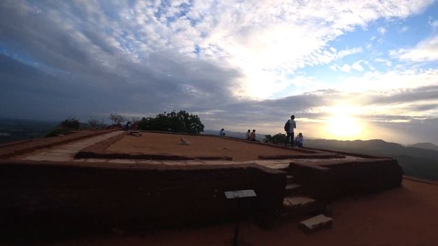 ШРИ-ЛАНКА - СКАЛА СИГИРИЯ / Опасный подъем на Сигирию смотреть онлайн