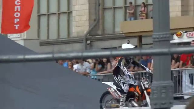 Смелые прыжки, сальто на мотоциклах в Лужниках (13.07.13) смотреть онлайн