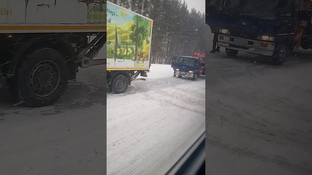 Пробка на шоссе по пути в Кемерово смотреть онлайн