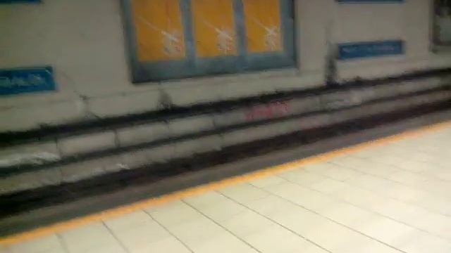 Annunci alla stazione di Milano Porta Garibaldi sotterranea смотреть онлайн