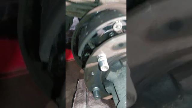 Isuzu NPR rear brake pads and drum смотреть онлайн