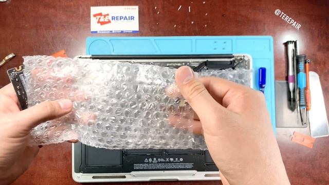 A1466 Macbook Air cambio de disco duro Hard drive replacement. смотреть онлайн