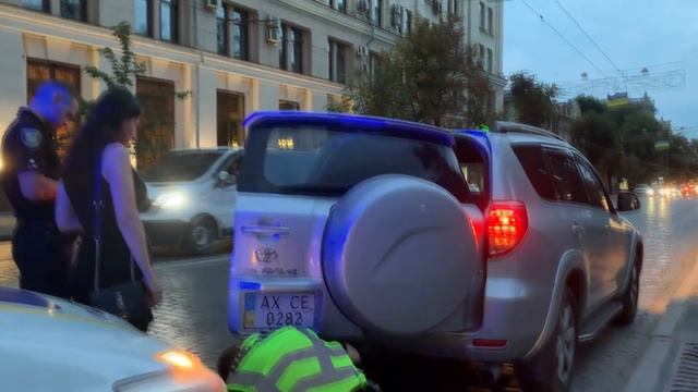 ХОТЕЛ ВЫХВАТИТЬ ПИСТОЛЕТ У ПОЛИЦЕЙСКОГО? смотреть онлайн