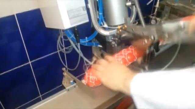 Колбаса в сетке, двухскрепочный клипсатор и шприц ИПКС-047М(Н). смотреть онлайн