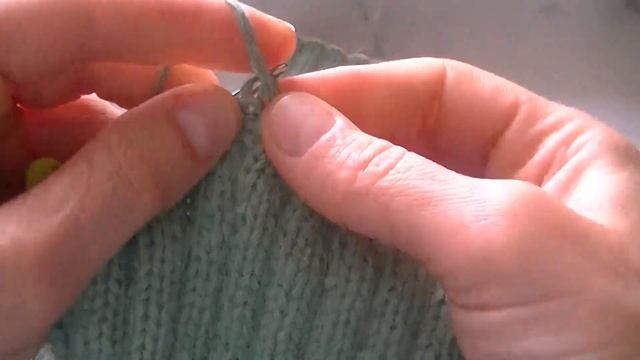 ДВОЙНАЯ ТЕПЛАЯ ШАПКА С ОТВОРОТОМ С КРАСИВОЙ МАКУШКОЙ!ШАПКА ИЗ ПРЯЖИ ПУХ НОРКИ РЕЗИНКОЙ 3*2 СПИЦАМИ смотреть онлайн