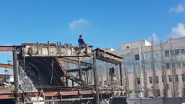 В Нефтекамске начался демонтаж развлекательного центра "Бутлер". смотреть онлайн