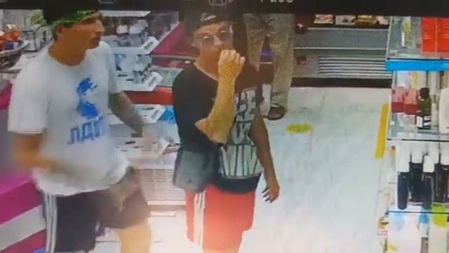 В Геленджике мужчина в футболке ЛДПР обворовал аптеку смотреть онлайн