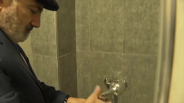 Նիկոլը Պետրոս Ղազարյանի կնոջն առաջարկում է բռնել «շլանգը»