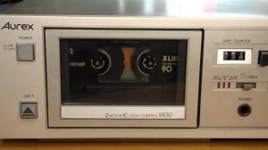 Кассетная дека Aurex и кассета Maxell XLII
