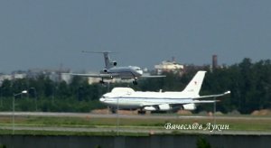 Ил-80 выехал за предварительную линию к ВПП, на заходе Ту-154 пришлось пройти выше...