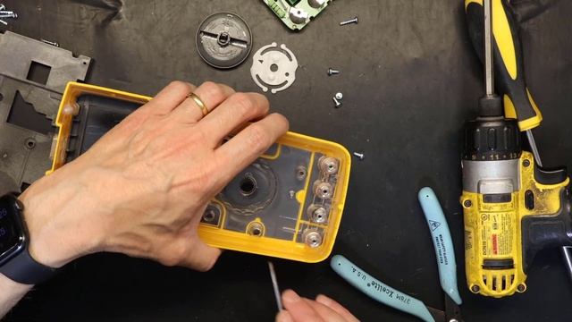 Repair Tutorial, Taking Apart and Replacing The Top & Bottom Case of Fluke 289 TRUE RMS Multimeter смотреть онлайн
