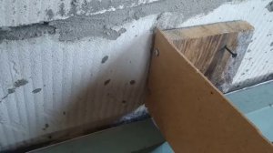 Как одному, без помощи,  ровно по уровню, закрепить тяжёлый брус на стене. Лайфхак или добрый совет