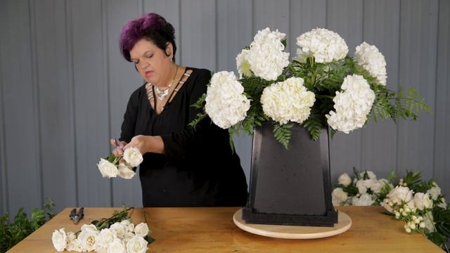 How to Create a Floral Table Runner Centerpiece смотреть онлайн