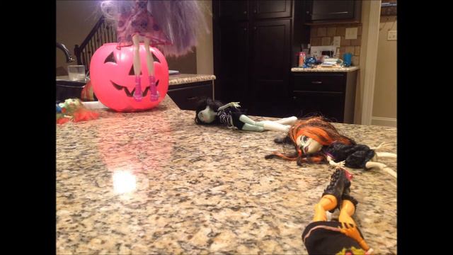 Monster High- Spectra Flies смотреть онлайн