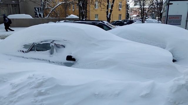 Саратов завален снегом. Машины занесены поверх. На тротуарах - тропы. Январь 2022! смотреть онлайн