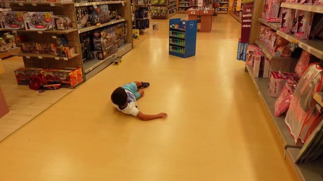 Nadim fait du SKATEBOARD pour la première de sa vie.. CA TOURNE MAL смотреть онлайн